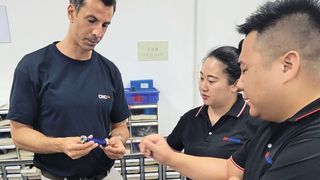 Marlon Gerat, Chief Production Officer bei CNC24, auf Auditreise in China: „China ist für unsere Kunden aus dem deutschen Mittelstand ein wichtiger Absatzmarkt und zugleich Bezugsquelle von hochwertigen Präzisionsbauteilen.“ Doch es gehört auch Qualitätskontrolle dazu.  (Bild: CNC24)