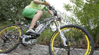 Ein vollgefdertes Enduro-Bike mit E-Antrieb? Richtig gesehen - auch manche ambitionierte Mountainbiker gönnen sich mittlerweile etwas Komfort, wenn's bergauf geht. (www.pd-f.de / gregor bresser)