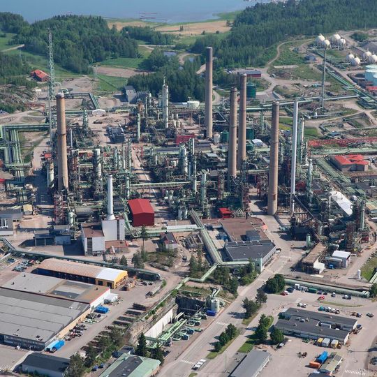 Die Raffinerie von Neste in Porvoo, Finnland, bietet geeignete Möglichkeiten für die Umwidmung und Weiterverwendung bestehender Anlagen und Verfahren für neue Zwecke. Dazu zählt auch die Verarbeitung von verflüssigtem Kunststoffabfall zu einem Rohstoff für die petrochemische Industrie.(Bild:  Neste)