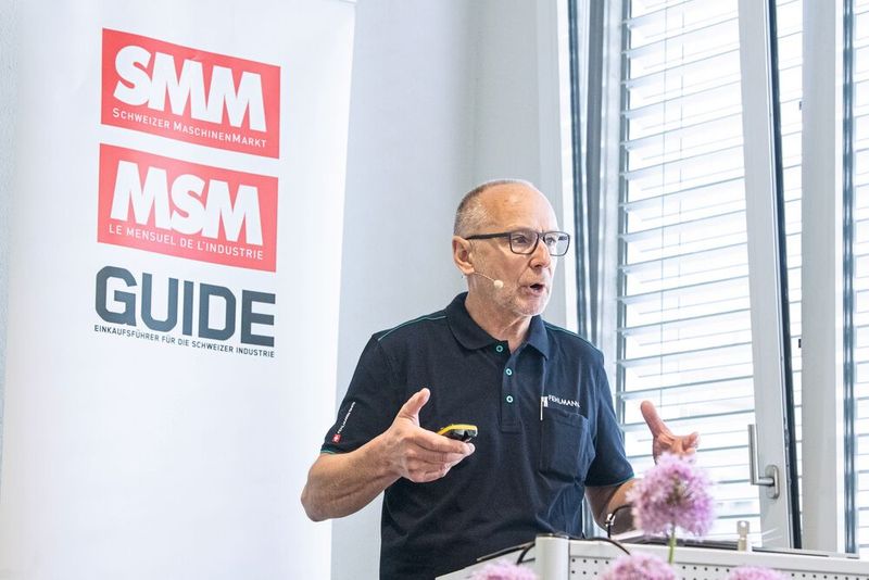 Jürg Solenthaler von der Fehlmann AG präsentierte die perfekte Kombination von Fräsen und Schleifen auf einer Maschine, ohne umspannen des Werkstücks. Gelöst hat Fehlmann diese Aufgabe mit der Integration der Schleiffunktion auf den Versa Hochleistung-Bearbeitungszentren. (Bild: Thomas Entzeroth)