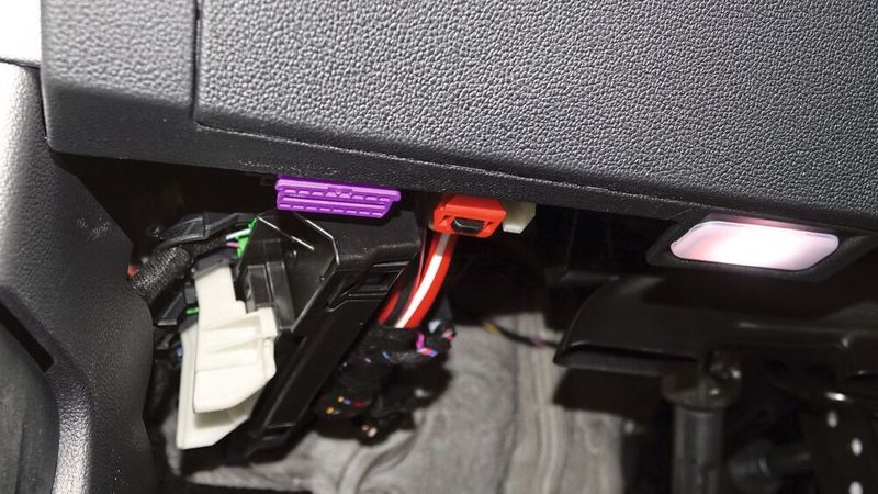 So wird der Dongle ans OBD-Netz angeschlossen, und dennoch steht für die stationäre Diagnose ein entsprechender Anschluss zur Verfügung. (Dominsky/»kfz-betrieb«)