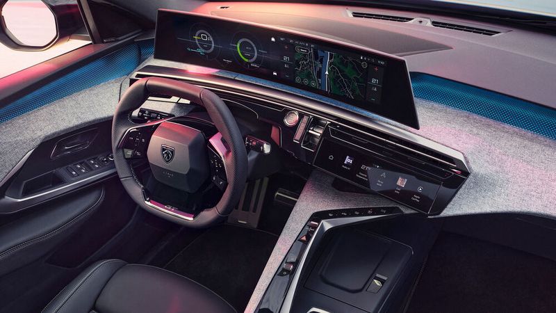 Highlight des neu interpretierten I-Cockpits ist der 21 Zoll große Panoramabildschirm (53,3 Zentimeter, Serie in der „GT“-Linie). (Bild: Peugeot)