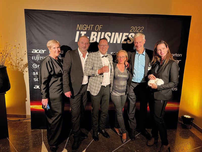 Blackouts kennen diese USV-Genies nicht: (v. l.) Silke Rischko und Adrian Hanslik (Eaton), Stefan Knerrich (APC), Astrid Hennevogl-Kaulhausen (Eaton), Andreas Bichlmeir (Online USV) und Katja Neumann (Vertiv) (Bild: Hannes Magerstädt)