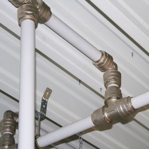Bild 1: Mit einer geringen Anzahl unterschiedlicher Verbindungselemente konnten alle Anforderungen für das Druckluftnetz umgesetzt werden. Bild: Mader
