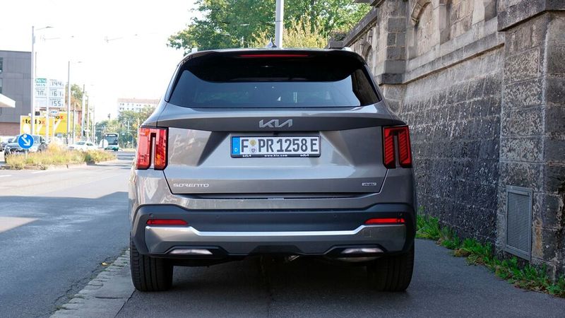 Am Heck zeigt der Fünftürer aber noch eigenen Charakter. (Bild: Rosenow – VCG)