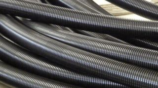 Wellrohre aus Kunststoff zum Kabelschutz, vor z.B. Feuchtigkeit und bei extremen Temperaturen. (Bild: Höltkemeier)