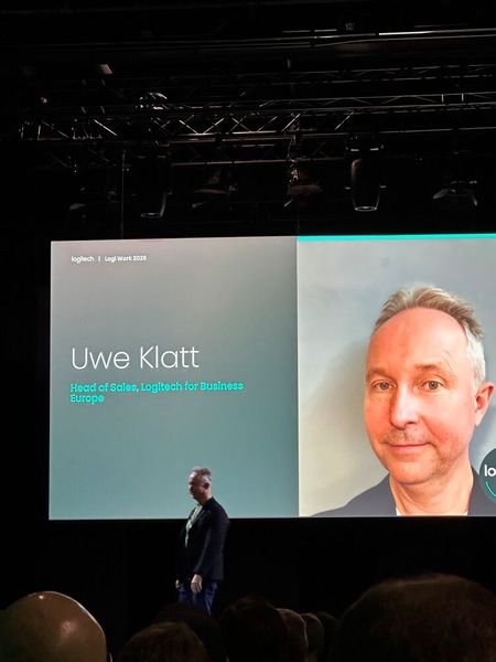Uwe Klatt, Head of Sales bei Logitech, stellt Produktneuheiten vor. (Bild: Vogel IT-Medien )