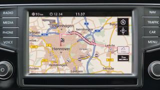 Einmal nicht aktualisiert – und schon ein Sachmangel: Das neue Kaufrecht integriert ab dem 1.1.2022 auch digitale Elemente wie Navigationssoftware.  (Bild: Volkswagen)