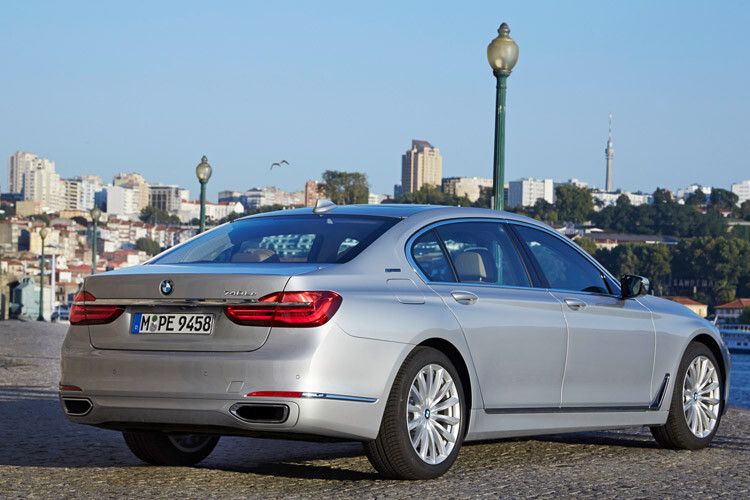 Auch den 7er stattet BMW mit doppeltem Antrieb aus: Die Kombination aus 2,0-Liter-Vierzylinder-Turbobenziner und E-Maschine ergibt eine Systemleistung von 240 kW/326 PS, rein elektrisch fährt er bis zu 40 Kilometer weit. (Foto: BMW)