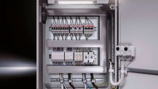 Der Kompakt-Schaltschrank AE ist in über 50 Varianten ab Lager erhältlich. (Rittal)