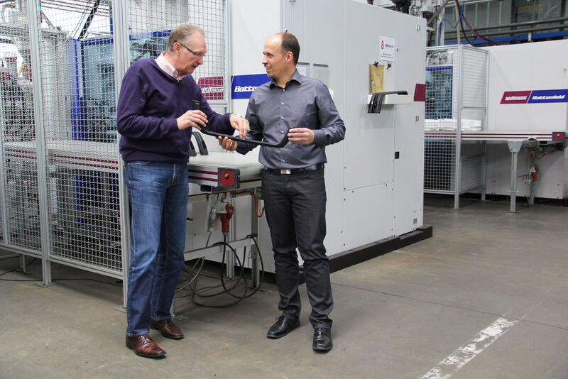 Michael Daigler, Geschäftsführer der Daigler Kunststofftechnik (rechts im Bild), erklärt Manfred Nerz, vom Wittmann-Battenfeld-Vertrieb, das mithilfe der Macropower hergestellte Teil. (Bild: Daigler)