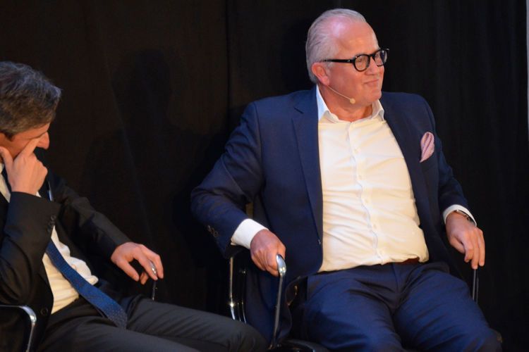 In Freiburg ein Prominenter ersten Ranges: Der Präsident des SC Freiburg, Fritz Keller (rechts). (Bild: Rehberg / »kfz-betrieb«)