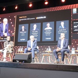 Retailforum: Bühne frei für den Automobilhandel: Über Wettbewerb im Pkw-Handel und Wachstum durch Zukäufe sprachen (v.l.) Autoland-Vorstand Christian Lindner und die großen Autohändler Jörg Senger, Peter Schäfer sowie Martijn Storm (Lueg AG). (Bild: Andreas Grimm / VCG)