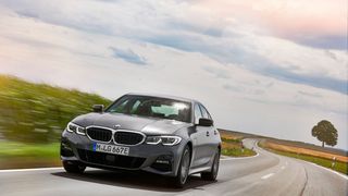 Der BMW 330e steht für mindestens 51.550 Euro beim Händler. (BMW)