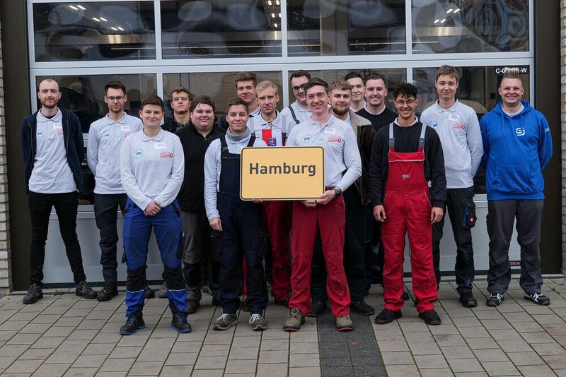 14 Landessieger und -siegerinnen sowie zwei Casting-Teilnehmer traten bei der Deutschen Meisterschaft im Kfz-Handwerk gegeneinander an. (Bild: Schmidt – VCG)