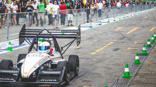 Der Elektrorennwagen "Elinor" von StarkStrom Augsburg auf dem Hockenheimring. (Bild: KVT)