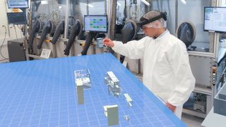 ipa-mit-mixed-reality-fabriklayouts-interaktiv-bearbeiten-bild-1 (Quelle: Fraunhofer IPA/Rainer Bez)