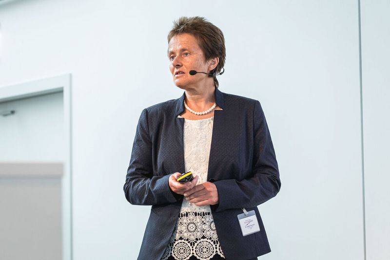 16. Anwenderkongress Steckverbinder: Der Tag 2 auf dem Steckverbinderkongress 2022 hatte den Themenschwerpunkt auf Oberflächen und Werkstoffen. Das umfasste die Konfektion Schwerer Steckverbinder für den Schaltschrankbau ebenso wie Hochstromkontakte für die E-Mobilität und funktionalisierte Oberflächen im Einsatz auf der ISS im Weltraum. (Bild: Elektronikpraxis)