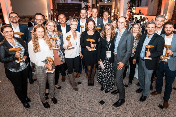 Die glücklichen Preisträger der Partnerawardverleihung auf der Abendveranstaltung.