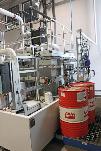 Aus den roten Fässern wird der mineralölfreie, wassermischbare Bantleon-KSS Avilub Metacool ETA automatisch nachdosiert. (Bild: Knoll)