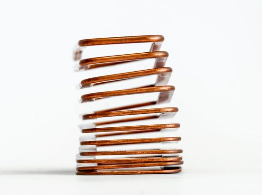 Unscheinbar auf den ersten Blick, aber das A und O bei der Leistung von E-Motoren – die Statorwicklung! Heutige Elektromotoren sind schwer und nutzen den Bauraum für die Wicklungen nicht gut aus. Forscher am Fraunhofer IWU wollen das nun auf spezielle Art ändern.(Bild:  Fraunhofer IWU)