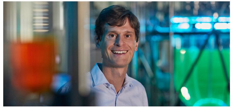 In der Kategorie Talente hat Siemens Daniel Labisch geehrt, der einen Algorithmus entwickelt hat, um bei Abweichungen in der Prozessautomation Alarm zu schlagen. Viele Stoffe, die wir im Alltag benötigen, stammen aus der Prozessindustrie. Bei der Herstellung laufen chemische Reaktionen ab, der Prozess lässt sich nicht beliebig stoppen. 

 (©Enno Kapitza / Siemens)