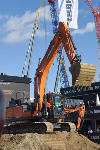 Am zweiten Tag der Bauma hatten die Besucher deutlich mehr Glück mit dem Wetter.  (Bild: Stefanie Michel/VCG)