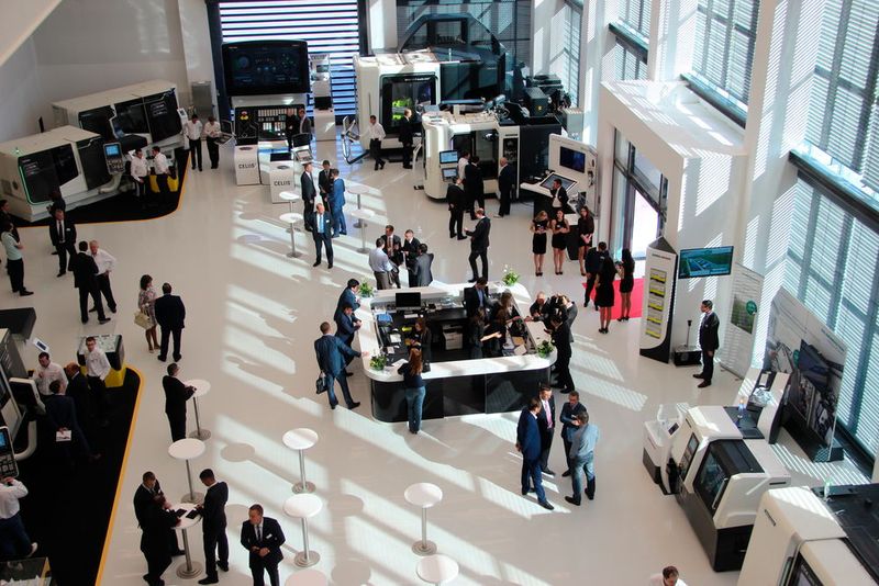 Im Technologie- und Vorführzentrum sind 14 Maschinen unter Span zu sehen. (Bild: Kroh)