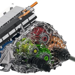 Der Speed4E-Antriebsstrang besteht aus zwei E-Motoren, zwei Leistungselektroniken, die sich in einem gemeinsamen Gehäuse direkt auf den Motoren befinden und zwei Teilgetrieben. Teilgetriebe 1 ist eine Planeten-Stirnradstufen-Kombination. Teilgetriebe 2 ist dreistufig ausgeführt und schaltbar.