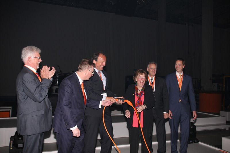 Feierliche Eröffnung des Logistikzentrums:  (v. l. n. r.): Jochen Haller, Geschäftsführer IHK Bezirkskammer Ludwigsburg, Andreas Lapp, OB (von Ludwigsburg) Werner Spec, Ursula Ida Lapp, Siegbert Lapp und Matthias Lapp (Bild: Schäfer)