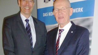 Führungswechsel beim CCeV: Dr. Hans-Wolfgang Schröder (rechts) – in der CFK-Branche auch Mister Carbon Composites genannt – übergibt die Geschäftsführung des CCeV an das bisherige stellvertretende Vorstandsmitglied Alexander Gundling. (Bild: CCeV)