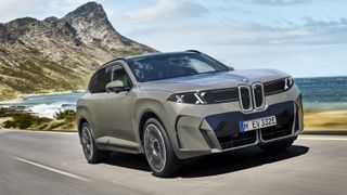 BMW hat den X5 neu aufgelegt. Zum ersten Mal gibt es auch eine Elektro-Version, die iX5 heißt. (Bild: BMW)