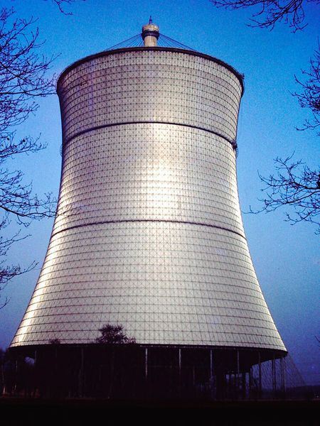Der 1991 gesprengte Trockenkühlturm des THTR. (Bild: Trockenkühlturm des THTR (wurde am 10.9.1991 gesprengt) - panoramio (1) / Foto Fitti / CC BY-SA / Wikimedia Commons)