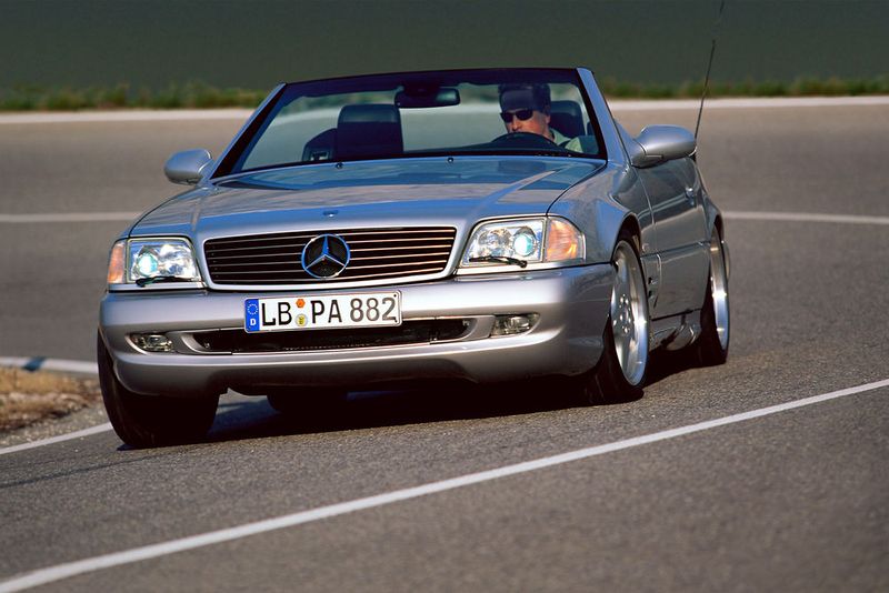 Der 1998 eingeführte SL 73 AMG mit 385 kW/525 PS freisetzendem 7,3-Liter-V12 stand nicht in den regulären Mercedes-Preislisten, sondern war ein AMG-Manufakturprodukt in Kleinserie. (Bild: Daimler)
