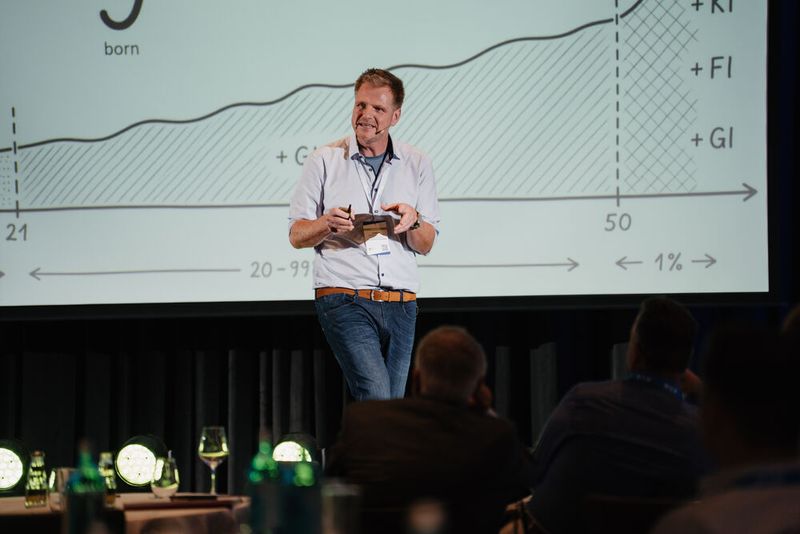 Zum Abschluss der Agenda ermahnte Dr. Gunnar Schomaker, SICP - Software Innovation Campus Paderborn, zum durchdachten Einsatz von KI. (Bild: Vogel IT-Akademie)