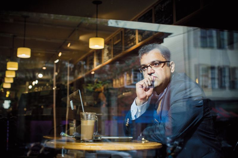 Kleinere Läsionen zu finden und dorthin zu navigieren, um präzise Biopsien durchzuführen, ist wichtig für die frühe Diagnose von Krebs, bevor er sich ausbreitet. Außerdem erholen sich Patienten schneller von minimalinvasiven Eingriffen, weil die Wundheilung kürzer ist. Möglich geworden sind diese Ansätze aber erst durch die stetige Verbesserung der medizinischen Bildgebung. Dr. Ali Kamen (42) von Siemens Healthcare in Princeton, New Jersey, hat mit seinen Erfindungen viel dazu beigetragen, dass Operateure während des Eingriffs ihre Instrumente navigieren können, indem zuvor aufgenommene Bilder mit OP-Bildern überlagert werden. Die Software, die auf Kamens Patenten beruht, ist in modernen Ultraschallsystemen und Röntgengeräten von Siemens integriert. (Siemens)