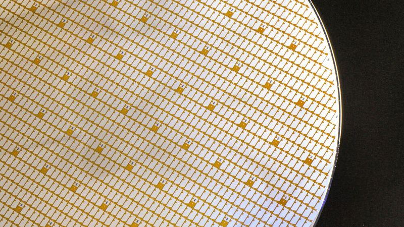 Das neue Werk in Dresden kombiniert künstliche Intelligent mit dem Internet der Dinge. Alle Daten der Halbleiterfabrik – von Anlagen, Sensoren und Produkten – werden in einem zentralen Datenspeicher gesammelt. (Bild: Bosch)