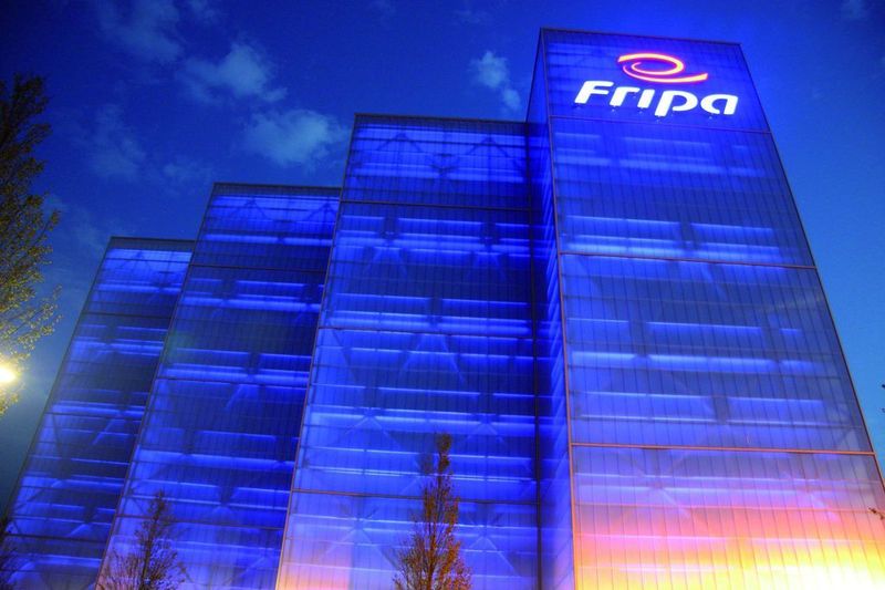 Blickfang: In der Nacht strahlt das neue Hochregal und beweist, dass Industriebauten auch schön sein können.  (Bild: Fripa)