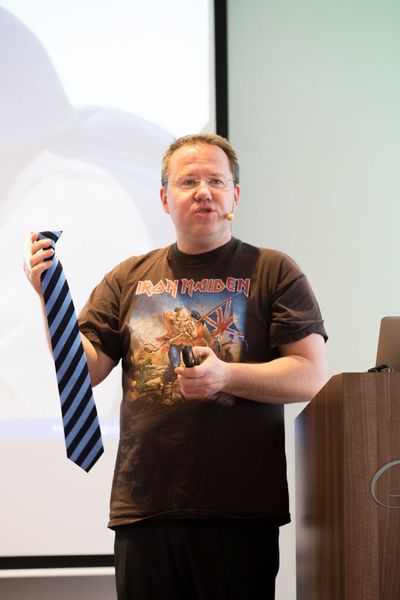 Tobias Schrödel, IT-Sicherheits- und Computerexperte, bei seinem Vortrag „Hacking für Manager – IT-Security mal anders“ (Kaspersky Lab)