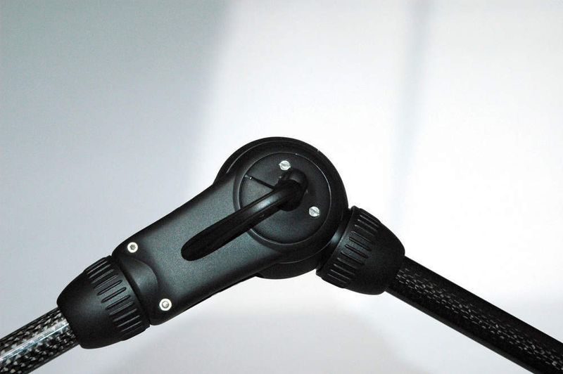 Seilzüge in den Gelenken  übertragen die Zugkräfte. Pro Kunststoff-Gelenk sind nur vier Seile erforderlich, damit das Gelenk frei rotieren und schwenken kann. So werden die Aktuatoren von den Funktionselementen entkoppelt. (Archiv: Vogel Business Media)