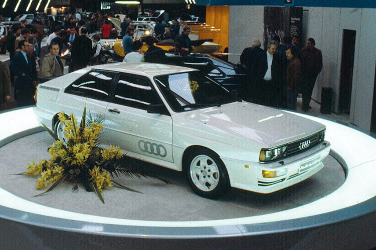 Platz 5: Audi Quattro ab 1980. Er war nicht das erste Audi Coupé und er war nicht das erste Coupé mit Allradantrieb und dennoch gelang es dem Audi quattro in Genf Geschichte zu schreiben. Denn hier in der allradaffinen Schweiz begann Audi mit dem quattro den Gipfelsturm ins automobile Oberhaus. Als erstes Coupé mit permanentem Allradantrieb ging der Audi in Großserie und verlieh so dem damals international eingesetzten Werbespruch „Vorsprung durch Technik” Glaubwürdigkeit. (Foto: Audi)