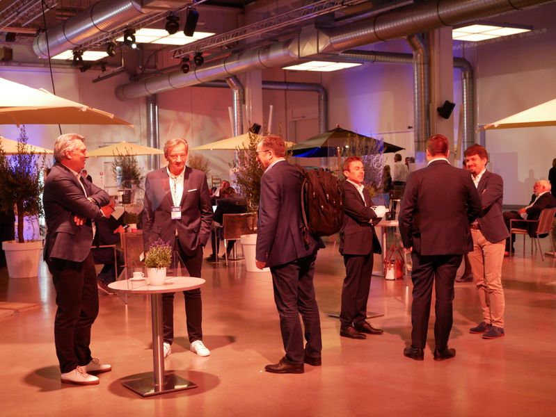 Reges Treiben, tolle Stimmung und endlich wieder persönlich Treffen auf der Piazza (Vogel IT-Medien GmbH)