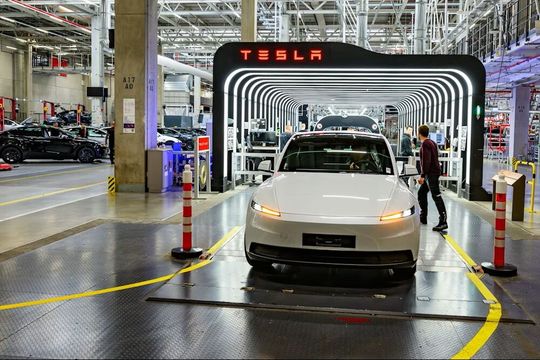 Tesla im Aufwind! Nicht nur für den geplanten Hochlauf der E-Auto-Produktion (im Bild) braucht Tesla in Grünheide viele neue Arbeitskräfte. Auch die dortige Batteriefertigung schreie danach ... (Bild:  P. Pleul / dpa)