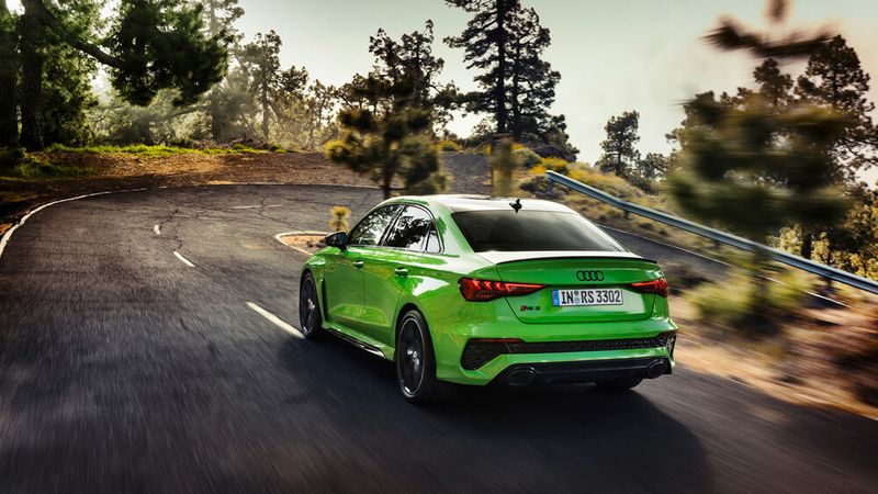 Bei der neuen RS3-Limousine ist der Heckklappenspoiler in Hochglanzschwarz ausgeführt. (Bild: Audi)