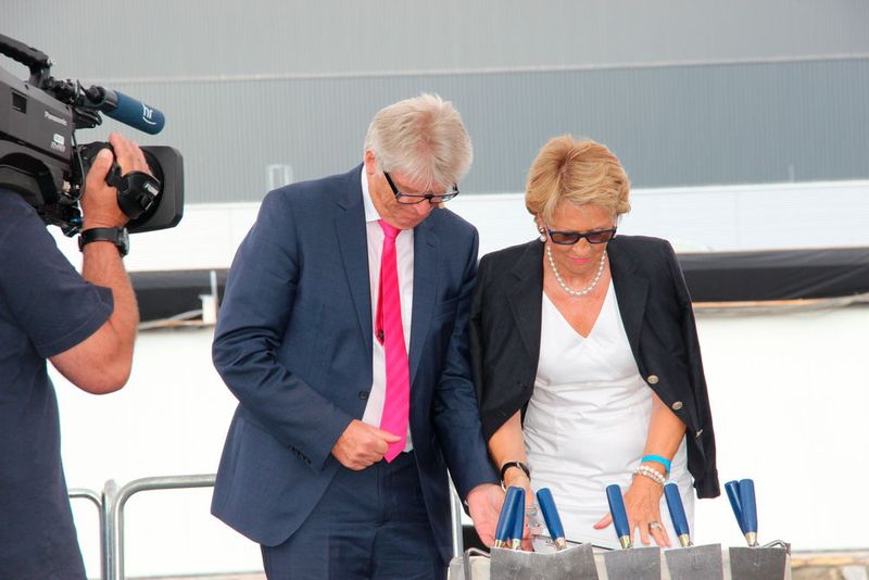 Debora Loh öffnet dden Schaltschrank AE (AE steht für AllerErster). (Bild: Reinhold Schäfer)