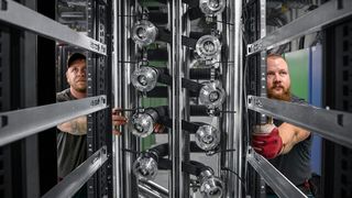 Wie kommt die Kühllösung ins Rechenzentrum? Wie wird sie in den Service eingebunden? Diese Praxisfragen sind hoch relevant für den Einsatz in großer Skalierung. (Bild: Rittal )