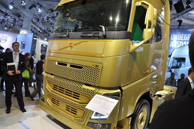 Zur IAA stattet Volvo Trucks seine Lkw mit einem „Goldenen Serviceversprechen“ aus. Bei dieser Option vernetzt der Hersteller den Lkw mit einem Volvo-Trucks-Servicebetrieb, um bei Fahrzeugproblemen eine Ferndiagnose stellen zu können. (Foto: Richter)