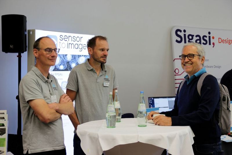 Die diesjährige FPGA Conference Europe hat etliche Rekorde gebrochen: die meisten Aussteller (34), die meisten Teilnehmer (400), davon über 130 aus dem Ausland, die weiteste Anreise (Singapur) und einiges mehr. Im Fokus standen nach wie vor spannende und hilfreiche Vorträge (über 100) von rund 70 Top-Referenten – und ausgiebige Möglichkeiten zum Networking. Damit hat sich Europas größte FPGA Fachkonferenz zur Top-Veranstaltung für programmierbare Logik und Adaptive Computing gemausert. (Bild: VCG)