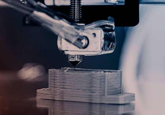 Die Deutsche Bundesstiftung Umwelt (DBU) berichtet hier über ein besonderes Vorhaben, um 1-Weg-Verpackungen in der Logistik zu reduzieren. Genauer gesagt, will das das Start-up Palprint mit 3D-gedruckten (Symbolbild), materialeffzienteren r-PET-Verpackungen erreichen ...(Bild:  Palprint)