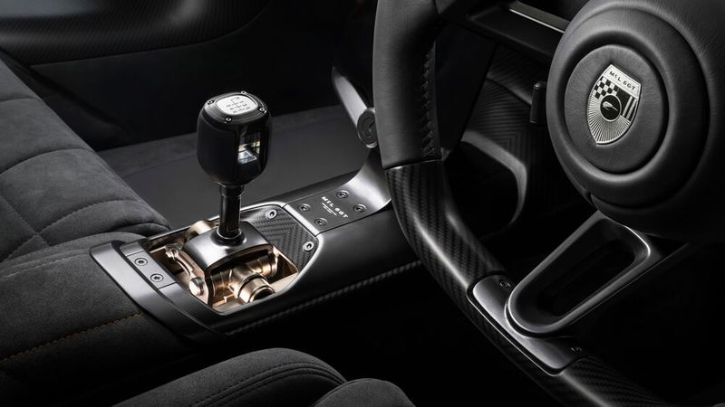 Getriebeschalthebel mit Sechs-Gang-Schaltschema: Das versteht man bei McLaren unter „sichtbar inszenierte technische Komponenten“. (Bild: McLaren Automotive / James Lipman)